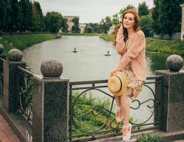 Sienta Una Cerca Las Manos Sombrero Vestido Beige Una Flor —  Fotos de Stock