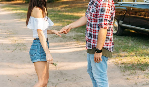 Uomo Camicia Quadri Jeans Contadino Che Tiene Una Ragazza Pantaloncini — Foto Stock