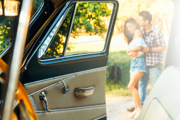 bir görünümü için güzel bir gün kucaklama bir çift üzerine tüm araba ile eski model bir araba yan pencereden. Araba direksiyon, yaz günlerinde, date.watch, spy.stake dışarı