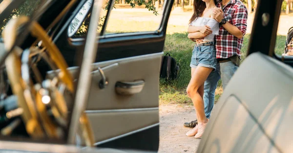 Blick Durch Die Seitenscheibe Eines Oldtimers Durch Das Ganze Auto — Stockfoto