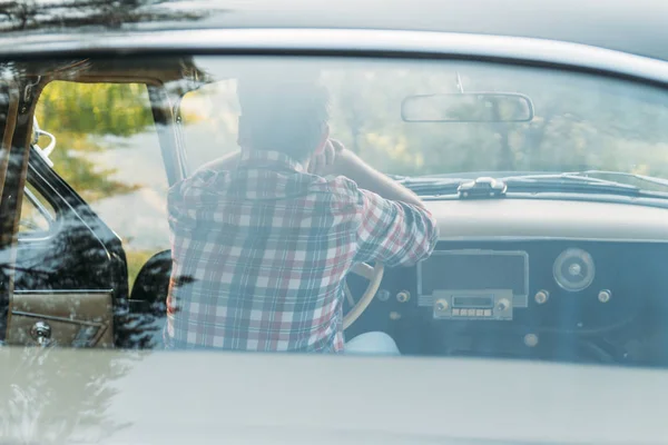 Der Mann Sitzt Steuer Der Fahrer Blick Aus Dem Hinteren — Stockfoto
