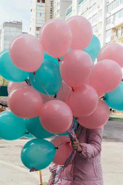 Chica Una Chaqueta Rosa Jeans Sostiene Ramo Hermosas Bolas Color — Foto de Stock