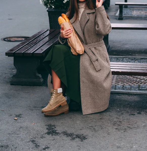 Una Chica Abrigo Sombrero Sostiene Una Bolsa Con Baguettes Pan —  Fotos de Stock