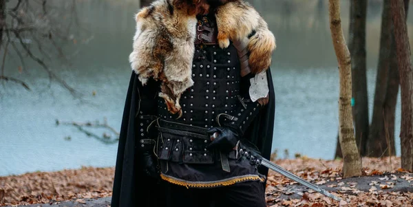 Cavaleiro Medieval Com Espada Armadura Floresta Outono Perto Rio Homem — Fotografia de Stock