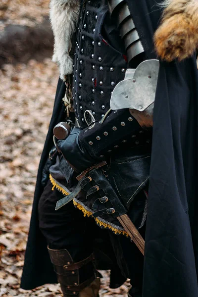 Cavaleiro Medieval Com Espada Armadura Floresta Outono Perto Rio Segura — Fotografia de Stock