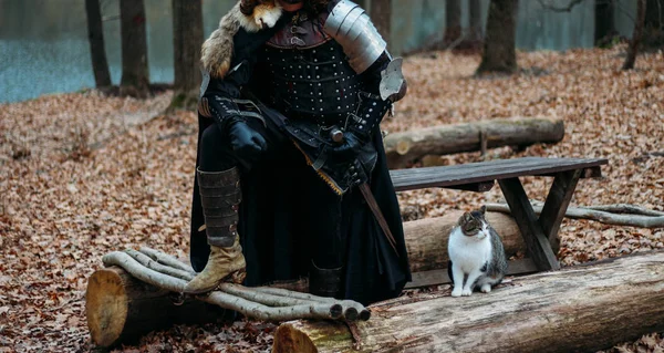 Cavaleiro Medieval Com Espada Armadura Floresta Outono Perto Rio Segura — Fotografia de Stock