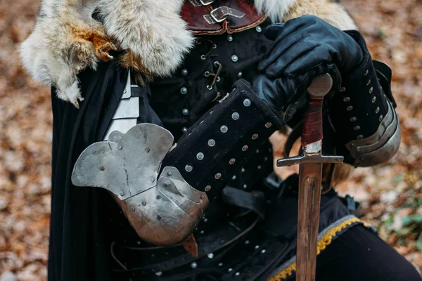Cavaleiro Medieval Com Espada Armadura Como Estilo Game Thrones Floresta — Fotografia de Stock