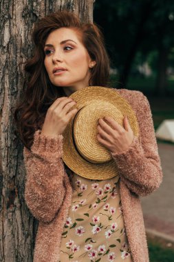 kırmızı çiçek, dekor duruyor uzun saçlı çıplak bir vücut üzerinde deri ceketli acımasız, yakışıklı bir adam portresi. Yalnız bir adam üzgün ve umutsuz aşk ve flört olduğunu