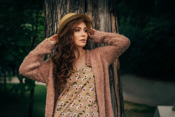 Retrato Una Hermosa Chica Que Está Cerca Árbol Verano Caminar — Foto de Stock