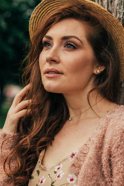 Portrait Une Belle Fille Qui Tient Près Arbre Été Promenade — Photo