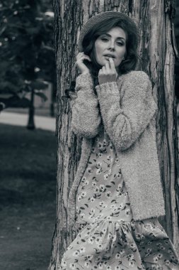 kırmızı çiçek, dekor duruyor uzun saçlı çıplak bir vücut üzerinde deri ceketli acımasız, yakışıklı bir adam portresi. Yalnız bir adam üzgün ve umutsuz aşk ve flört siyah-beyaz fotoğraf olduğunu