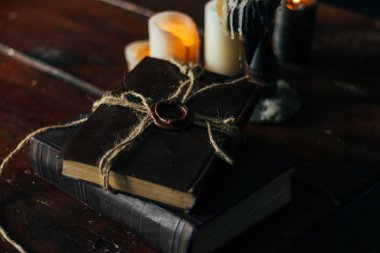 eski vintage Ahşap ahşap bir masa mum ışığında candles.old kitap şamdanla geçerli