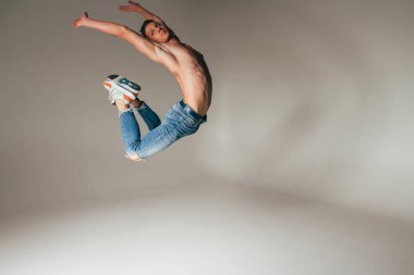 kot, eller yukarı, ile muzaffer, beyaz arka planı el hareketi atlama atış gündelik kıyafeti, deli, deli, neşeli, başarılı, şanslı adam