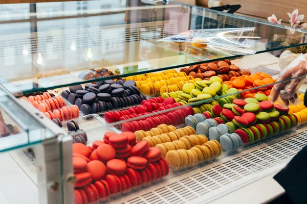 Francouzské Macarons Pro Sale Sweets Soubory Cookie Obchodě Průčelí — Stock fotografie