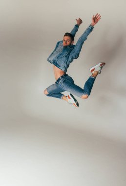 kot, eller yukarı, ile muzaffer, beyaz arka planı el hareketi atlama atış gündelik kıyafeti, deli, deli, neşeli, başarılı, şanslı adam