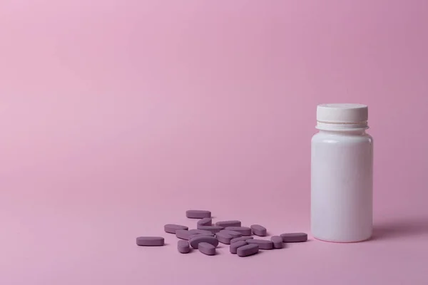 Одна Пляшка Білої Таблетки Рожевому Фоні Таблетки Зберігання Вітаміни Випустити — стокове фото
