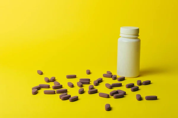 Одна Пляшка Білої Таблетки Жовтому Фоні Таблетки Зберігання Вітаміни Випустити — стокове фото