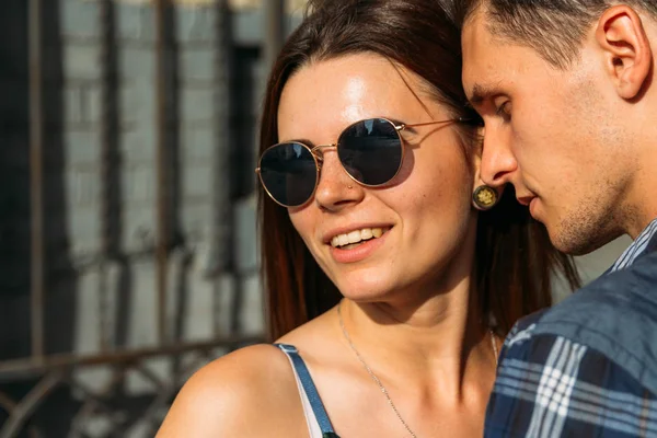 Homem Com Olhos Fechados Quer Beijar Menina Óculos Sol Close — Fotografia de Stock