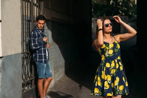 Una Chica Sarafán Gafas Sol Corrige Cabello Detrás Ella Hay —  Fotos de Stock