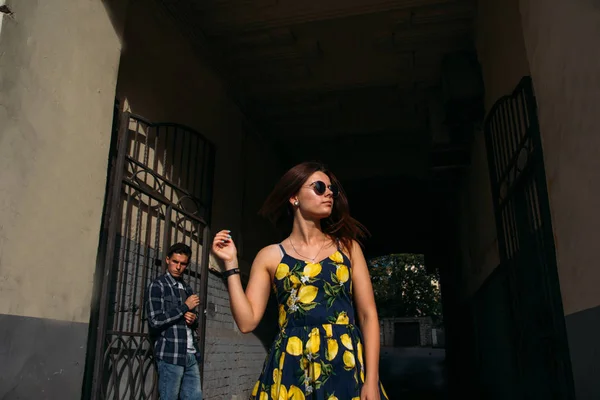 Fille Sur Fond Sombre Dans Des Lunettes Soleil Derrière Gars — Photo