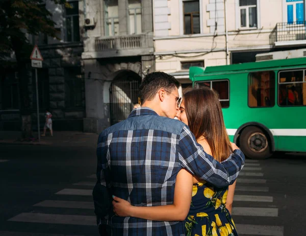Pedestre Travessia Cara Beija Uma Menina Nariz Hugs Road Nova — Fotografia de Stock