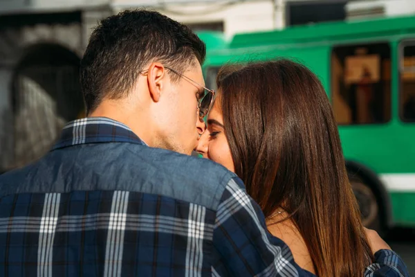 Mädchen Auf Dunklem Hintergrund Mit Sonnenbrille Von Hinten Ein Typ — Stockfoto