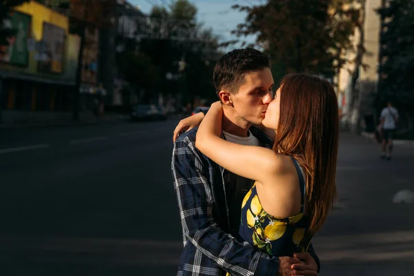 Cara Menina Estão Beijando Fundo Estrada Cidade Love Uma Data — Fotografia de Stock