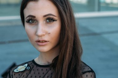 Genç ve güzel kadın moda şık portresi duygusal portresi. Şehir portre. üzgün kız. yıldızlar ve gezegenler bir elbise ile siyah bir elbise esmer. beklenti. rüyalar. gözleri, uykusuzluk altında siyah daireler