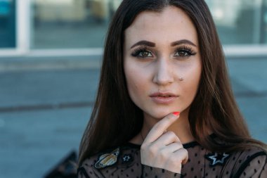 Genç ve güzel kadın moda şık portresi duygusal portresi. Şehir portre. üzgün kız. yıldızlar ve gezegenler bir elbise ile siyah bir elbise esmer. beklenti. rüyalar. gözleri, uykusuzluk altında siyah daireler