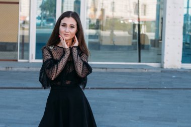 Genç ve güzel kadın moda şık portresi duygusal portresi. Şehir portre. üzgün kız. yıldızlar ve gezegenler bir elbise ile siyah bir elbise esmer. beklenti. gözleri, uykusuzluk altında Dreams.Black daireler