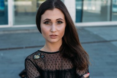 Genç ve güzel kadın moda şık portresi duygusal portresi. Şehir portre. üzgün kız. yıldızlar ve gezegenler bir elbise ile siyah bir elbise esmer. beklenti. gözleri, uykusuzluk altında Dreams.Black daireler