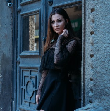 Genç ve güzel kadın moda şık portresi duygusal portresi. Şehir portre. üzgün kız. yıldızlar ve gezegenler bir elbise ile siyah bir elbise esmer. beklenti. gözleri, uykusuzluk altında Dreams.Black daireler