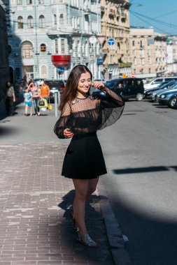 bir sokak ortasında şehir, gülüyor, gülümsüyor, mutluluk, eğlenceli güzel esmer fırtınası