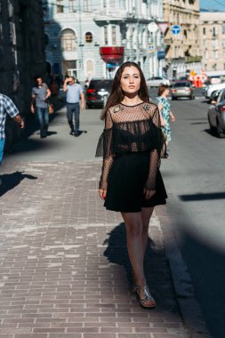 bir sokak ortasında şehir, gülüyor, gülümsüyor, mutluluk, eğlenceli güzel esmer fırtınası