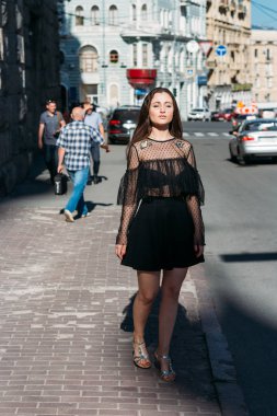 bir sokak ortasında şehir, gülüyor, gülümsüyor, mutluluk, eğlenceli güzel esmer fırtınası