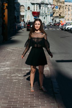 bir sokak ortasında şehir, gülüyor, gülümsüyor, mutluluk, eğlenceli güzel esmer fırtınası