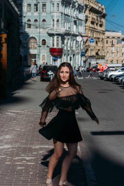 bir sokak ortasında şehir, gülüyor, gülümsüyor, mutluluk, eğlenceli güzel esmer fırtınası