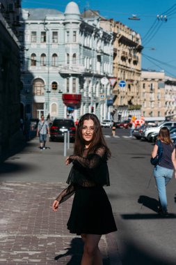 güzel esmer fırtınası, dans etmek bir sokak ortasında şehir, gülüyor, gülümsüyor, mutluluk, eğlence