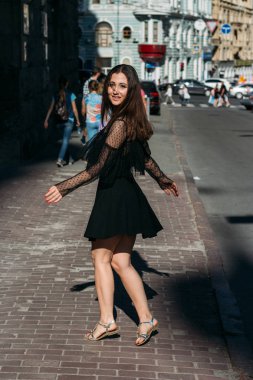 güzel esmer fırtınası, dans etmek bir sokak ortasında şehir, gülüyor, gülümsüyor, mutluluk, eğlence