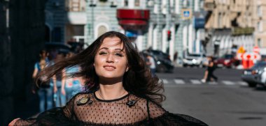 güzel esmer fırtınası, dans etmek bir sokak ortasında şehir, gülüyor, gülümsüyor, mutluluk, eğlence