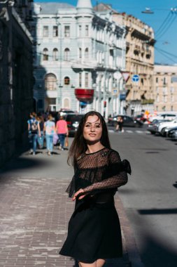 güzel esmer fırtınası, dans etmek bir sokak ortasında şehir, gülüyor, gülümsüyor, mutluluk, eğlence