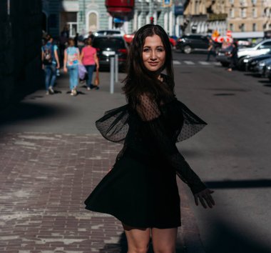 güzel esmer fırtınası, dans etmek bir sokak ortasında şehir, gülüyor, gülümsüyor, mutluluk, eğlence