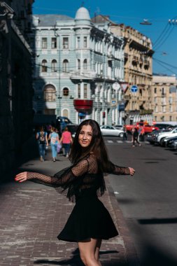 güzel esmer fırtınası, dans etmek bir sokak ortasında şehir, gülüyor, gülümsüyor, mutluluk, eğlence