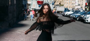 güzel esmer fırtınası, dans etmek bir sokak ortasında şehir, gülüyor, gülümsüyor, mutluluk, eğlence