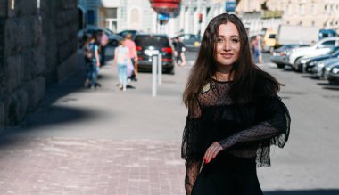 güzel esmer fırtınası, dans etmek bir sokak ortasında şehir, gülüyor, gülümsüyor, mutluluk, eğlence