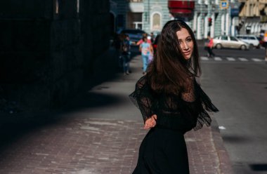 güzel esmer fırtınası, dans etmek bir sokak ortasında şehir, gülüyor, gülümsüyor, mutluluk, eğlence