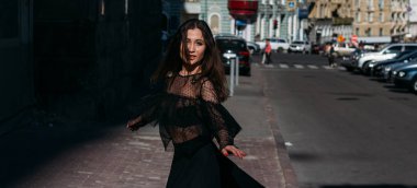 güzel esmer fırtınası, dans etmek bir sokak ortasında şehir, gülüyor, gülümsüyor, mutluluk, eğlence