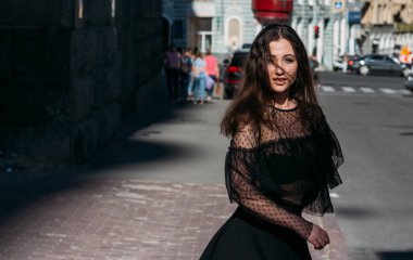 güzel esmer fırtınası, dans etmek bir sokak ortasında şehir, gülüyor, gülümsüyor, mutluluk, eğlence