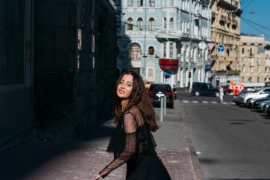 güzel esmer fırtınası, dans etmek bir sokak ortasında şehir, gülüyor, gülümsüyor, mutluluk, eğlence