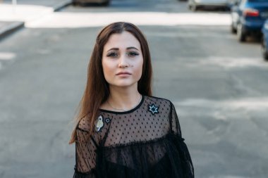 Genç ve güzel kadın moda şık portresi duygusal portresi. Şehir portre. üzgün kız. yıldızlar ve gezegenler bir elbise ile siyah bir elbise esmer. beklenti. rüyalar. Kız - gün ortasında gece